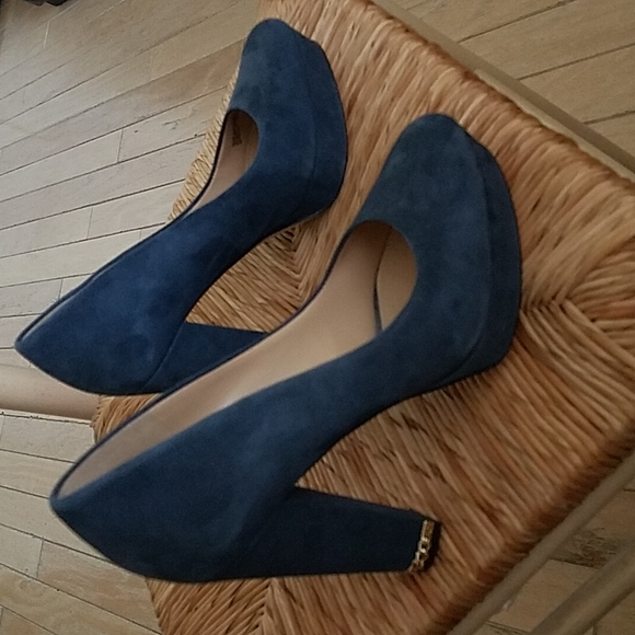 🆕️Michael Kors Navy Seude Pumps size 8 - Picture 1 of 7